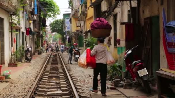 Train passing through slums — Stock Video