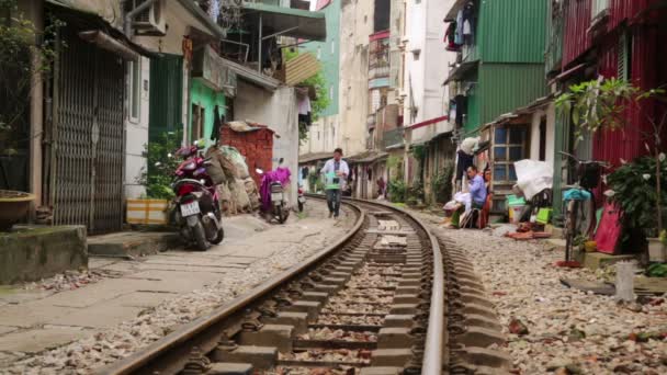 Tren pasando por barrios marginales — Vídeo de stock