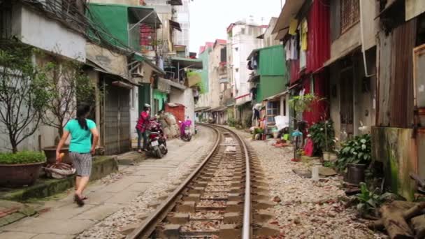 Tog som passerer gjennom slummen – stockvideo