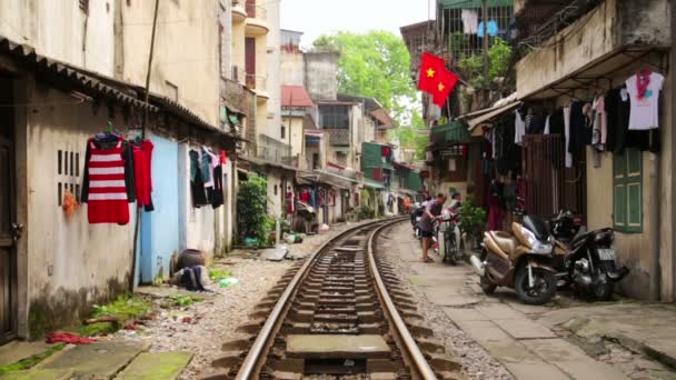 Tog som passerer gjennom slummen – stockvideo