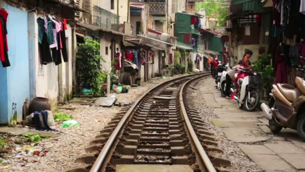 Pociągiem przez slumsy — Wideo stockowe