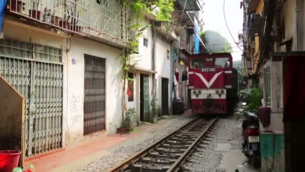 Tren pasando por barrios marginales — Vídeo de stock