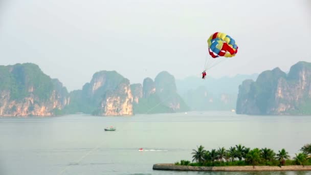 Parasailing över kalksten berg öar — Stockvideo