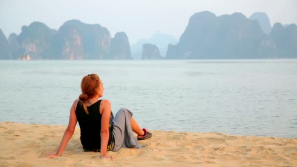 Туристическая девушка на пляже — стоковое видео