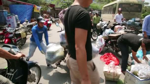 Bära marknaden med motorcykel — Stockvideo