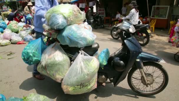 Mercado de transporte con moto — Vídeos de Stock