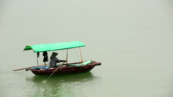 Vietnamese woman paddling boat — Stock Video