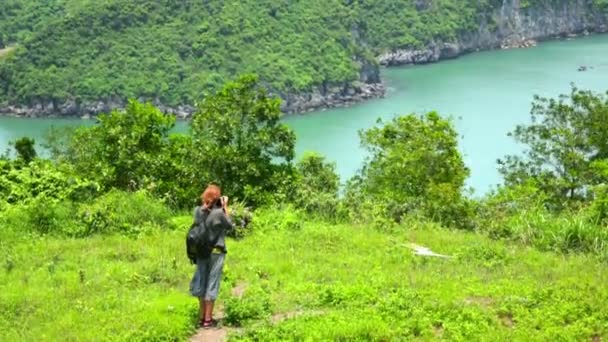 Tourist girl taking picture — Stock Video