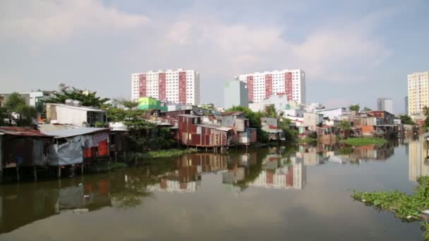 Ho chi Minhstad sloppenwijken door rivier — Stockvideo