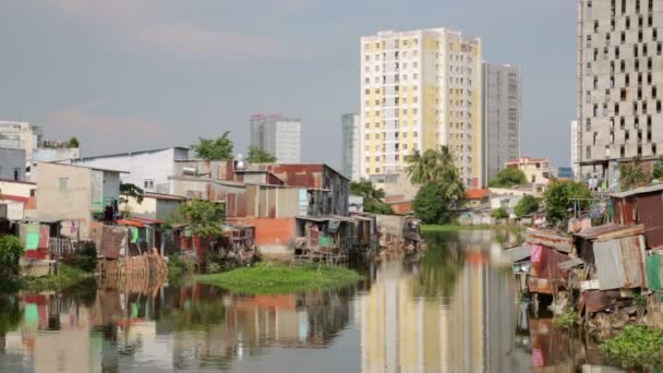 Ho Chi Minh City slums by river — Stock Video