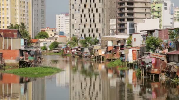 Ho chi minh-staden slummen vid floden — Stockvideo