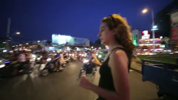 Kvinnan korsar gatan — Stockvideo