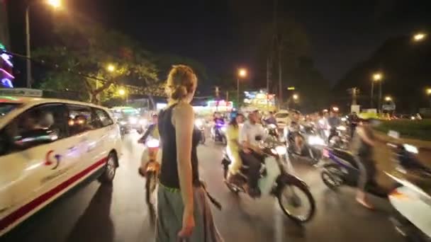 Kvinde krydser gaden – Stock-video
