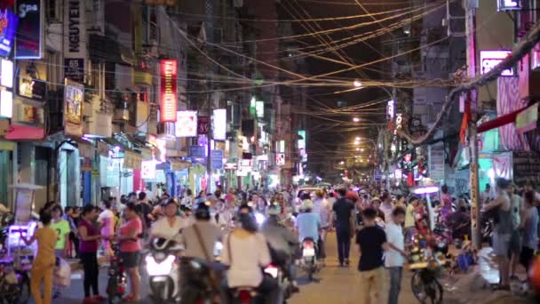 Vida noturna em Pham Ngu Lao Street — Vídeo de Stock