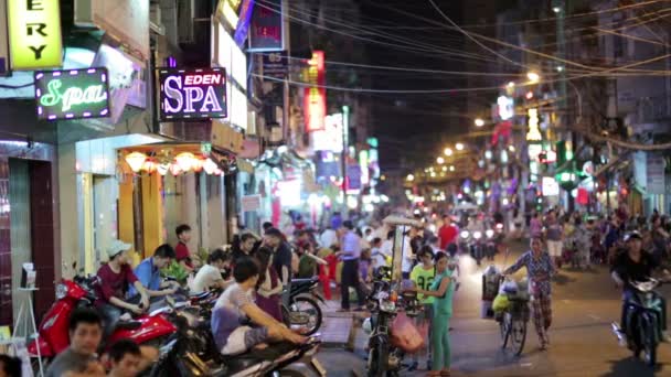 Noční život v Pham Ngu Lao Street — Stock video