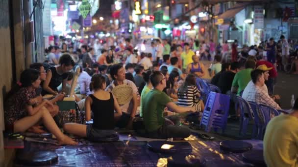 Pham Ngu Lao Street gece hayatı — Stok video