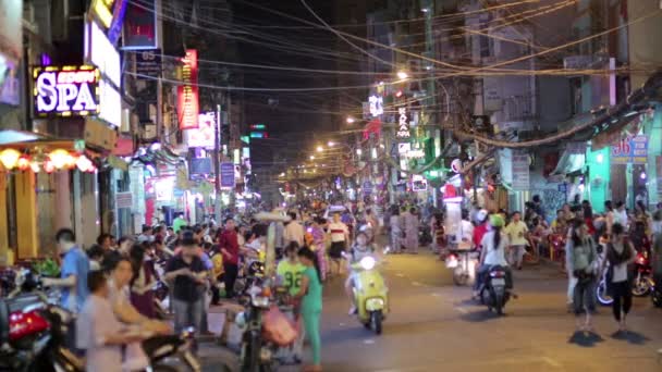 Vida noturna em Pham Ngu Lao Street — Vídeo de Stock
