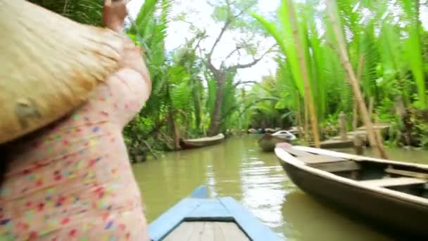 Roeier Paddle kano op Mekong rivier — Stockvideo