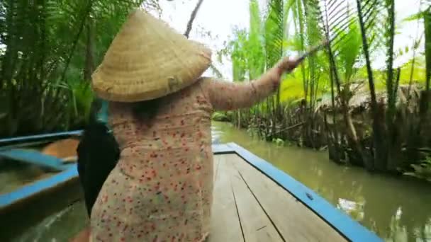 Canoa remo remador no rio Mekong — Vídeo de Stock