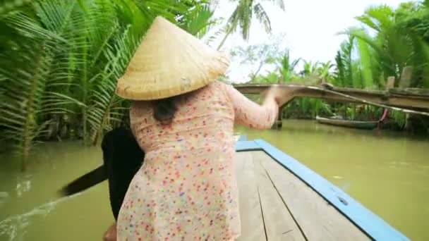 Ruderer paddeln Kanu auf dem Mekong — Stockvideo