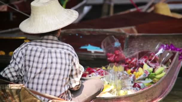 Man op drijvende markt — Stockvideo