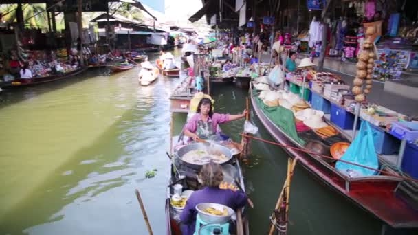 Personas en el mercado flotante — Vídeo de stock