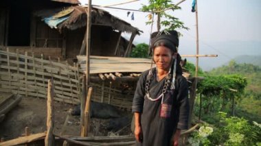 Kabile yerli Akha kadın