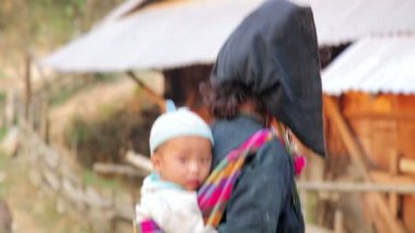 Akha kadın taşıma bebek