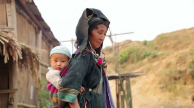 Akha kadın taşıma bebek