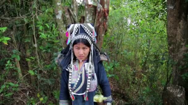 Akha vrouw voeren water in bamboestok — Stockvideo