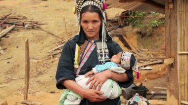 Akha kadın taşıma bebek