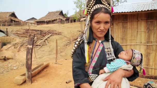 Akha mujer llevar bebé — Vídeo de stock