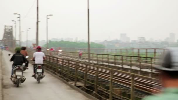 Motocicletas pasando puente de hierro — Vídeos de Stock