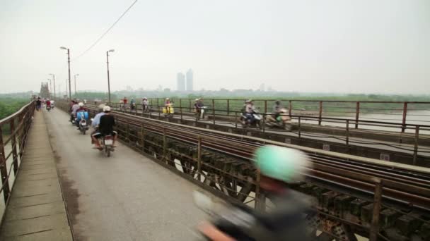 Motocicletas pasando puente de hierro — Vídeo de stock