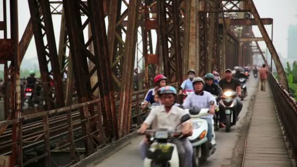 Motorcyklar passerar iron bridge — Stockvideo