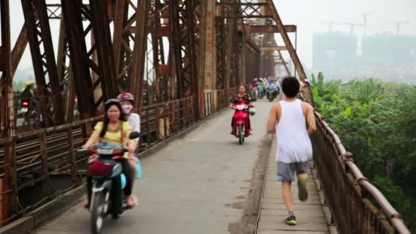 Motocicletas pasando puente de hierro — Vídeo de stock