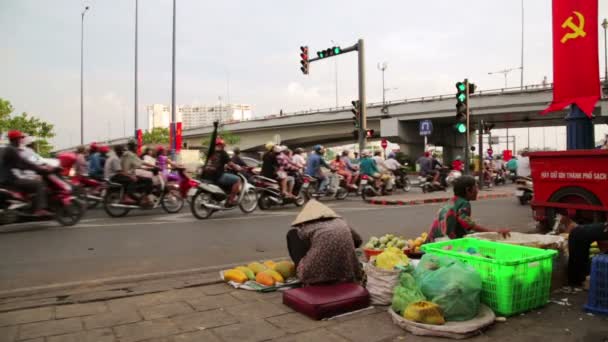 Hanoi trafiğindeki meyve satan kadın — Stok video