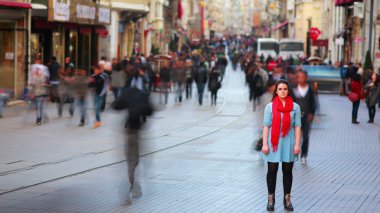 İşlek cadde üzerinde poz kadın