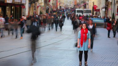 İşlek cadde üzerinde poz kadın