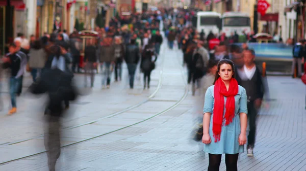 İşlek cadde üzerinde poz kadın
