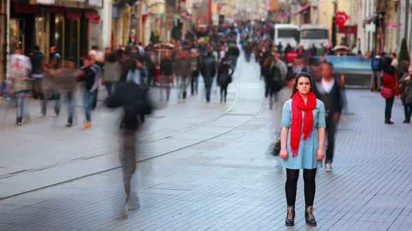 Žena, která pózuje na rušné ulici — Stock fotografie