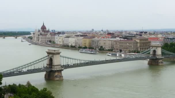 Budapest med parlamentsbyggnaden och Donau — Stockvideo