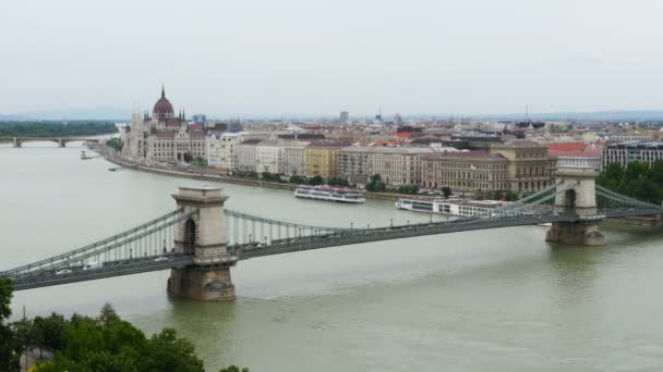 Budapest con edificio del Parlamento y río Danubio — Vídeos de Stock