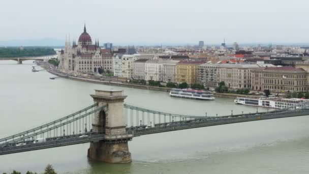 Budapest con edificio del Parlamento y río Danubio — Vídeos de Stock