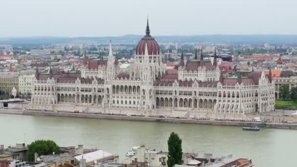 Budapešť s řeky Dunaj a budovy parlamentu — Stock video