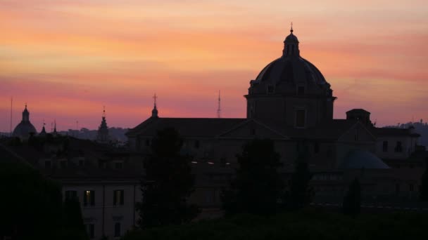 Silhouette of dome at sunset in Rome — Stock Video