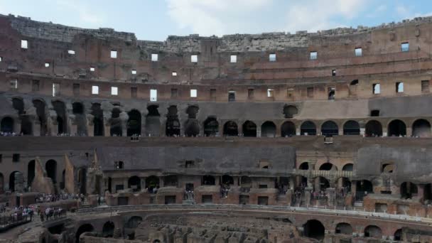 Mensen binnenkant van Colosseum — Stockvideo