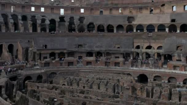 Persone all'interno del Colosseo — Video Stock