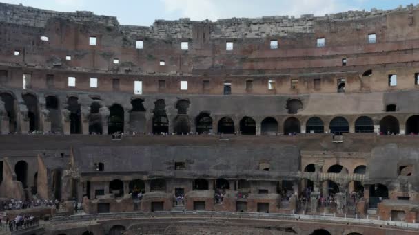 Ludzie wewnątrz Koloseum — Wideo stockowe