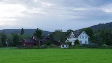Beyaz gece gece yarısı Norveç'te
